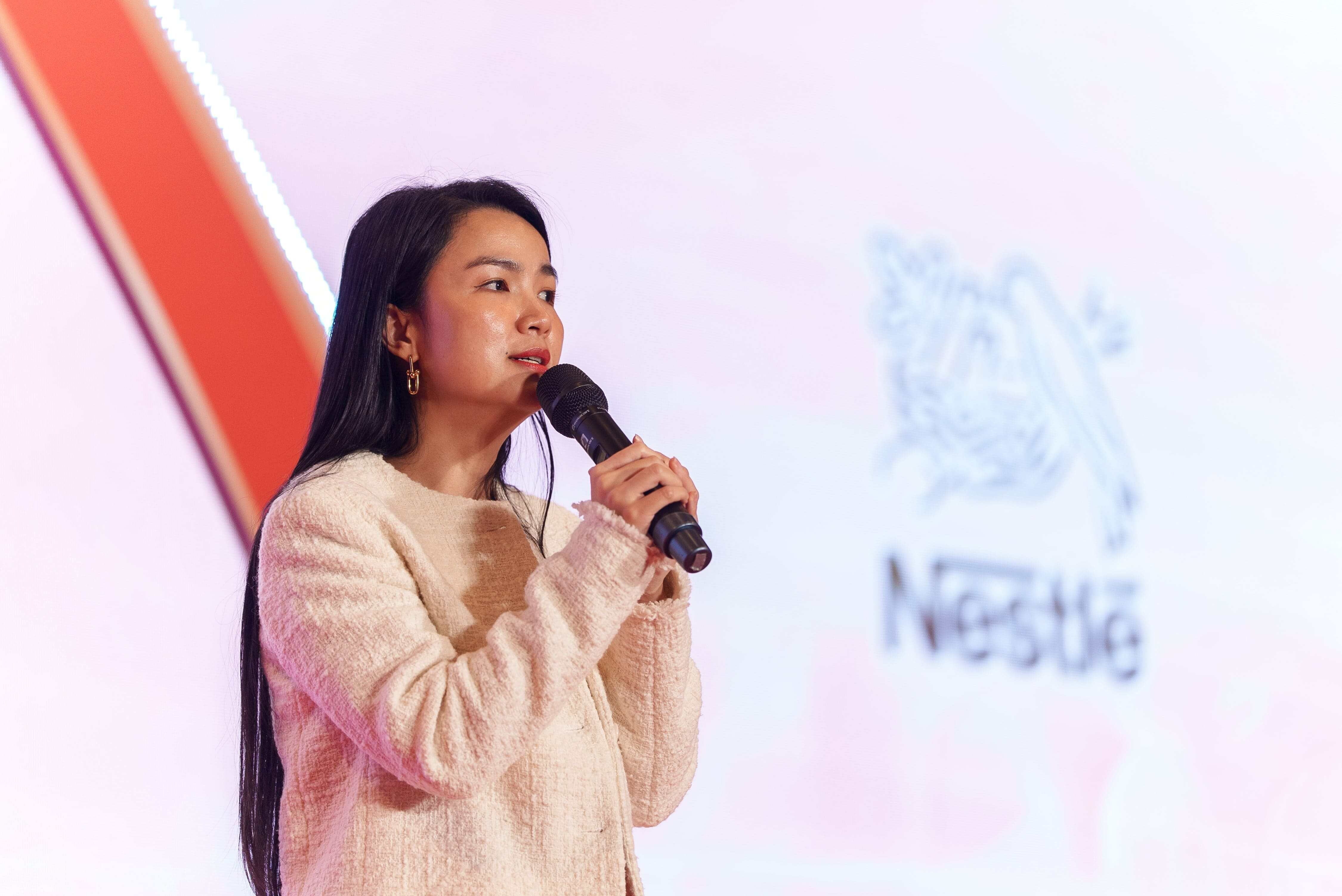 Bà Lê Tú Quỳnh, Giám đốc Ngành hàng Dinh dưỡng Trẻ sơ sinh và Trẻ nhỏ,  Nestlé Việt Nam chia sẻ tại sự kiện “Nâng tầm tiêu chuẩn khoa học dinh dưỡng – Tối ưu lợi thế đầu đời cho con”