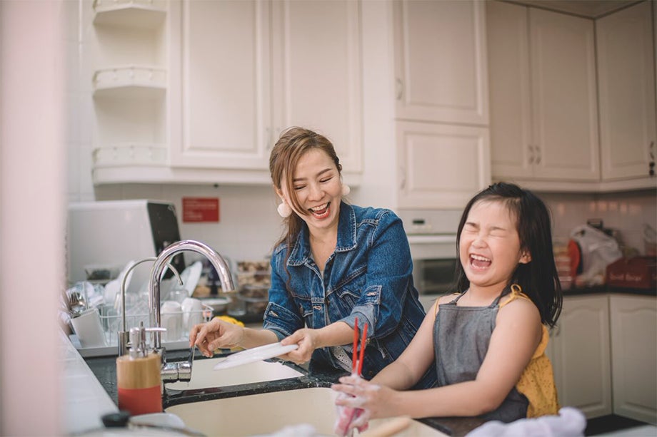 Thúc đẩy tính tự lập của trẻ là một trong những bí quyết nuôi dạy con thông minh