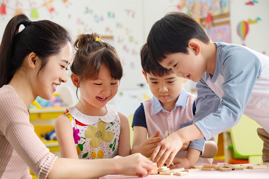 Dạy trẻ cách hợp tác với mọi người xung quanh