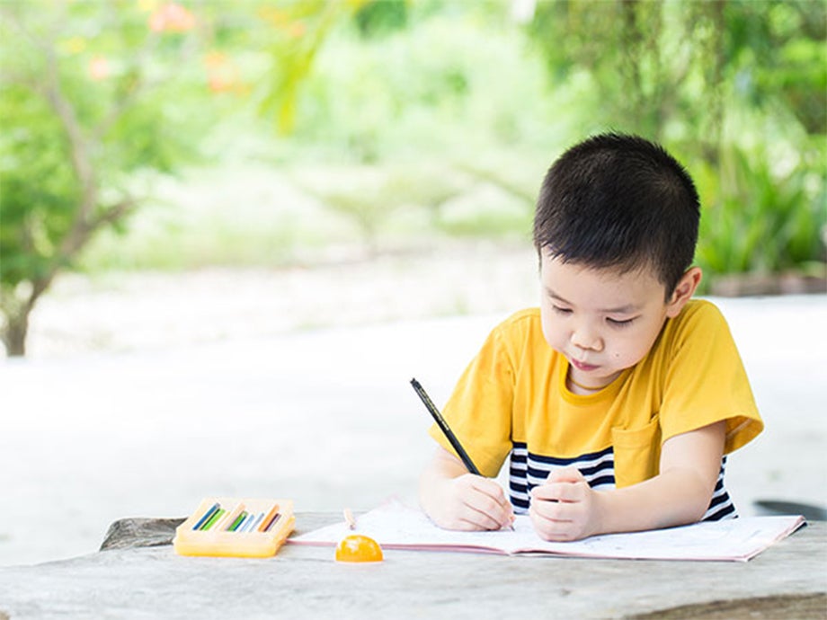 Dạy tô màu cho bé sẽ tăng khả năng tập trung