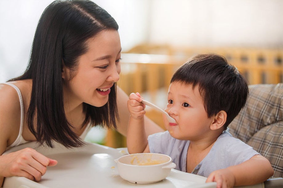 Mẹ lưu ý nên tập cho con những thói quen đúng khi ăn dặm tự chỉ huy