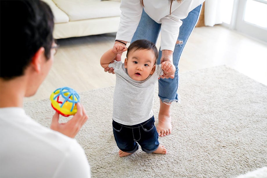 Trẻ từ 12 đến 16 tháng sẽ có những thay đổi nhỏ cho thấy sự phát triển của trẻ như tập đứng, nói bập bẹ hay thể hiện cảm xúc đặc biệt