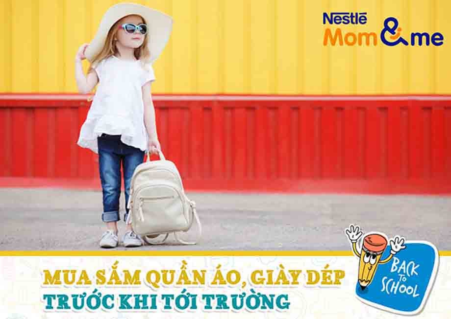 Mua sắm quần áo, giày dép trước khi đến trường