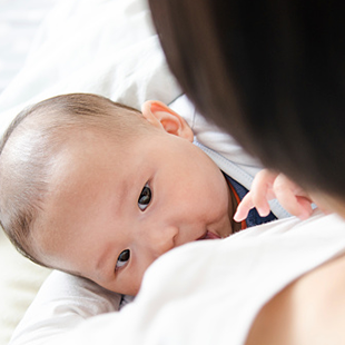 Kích sữa bằng cách cho con bú trực tiếp là cách tự nhiên và an toàn nhất