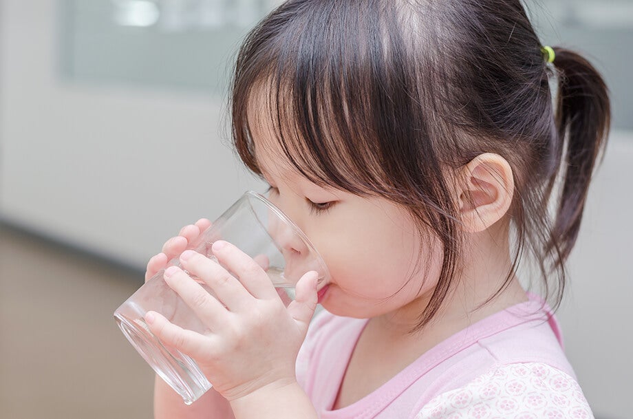 Uống đủ nước mỗi ngày đem lại lợi ích tốt về sức khỏe cho trẻ