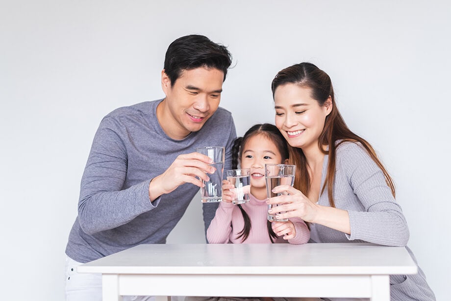 Mẹ nên cho trẻ uống nước đun sôi để nguội