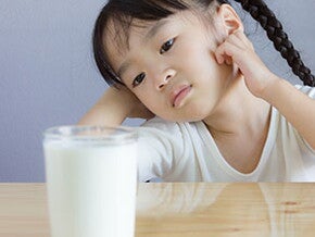 Hình minh họa cách bổ sung dinh dưỡng cho trẻ dị ứng sữa bò Hình minh họa cách bổ sung dinh dưỡng cho trẻ dị ứng sữa bò