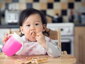 Cách cho bé ăn dặm hợp tác Cách cho bé ăn dặm hợp tác