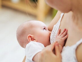 Cách chăm sóc ngực đúng cách khi cho con bú Cách chăm sóc ngực đúng cách khi cho con bú