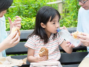 Cho trẻ uống nước mỗi ngày tùy theo độ tuổi