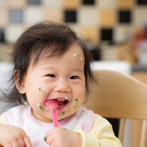ăn dặm đúng cách Ăn dặm đúng cách tránh béo phì cho bé