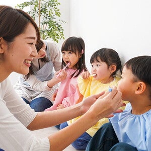Nên cho bé đi học mầm non hay tìm người trông trẻ? Nên cho bé đi học mầm non hay tìm người trông trẻ?