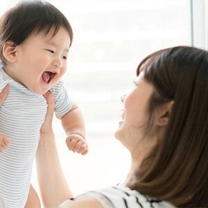Nuôi con bằng sữa mẹ có lợi ích gì cho trẻ và mẹ?