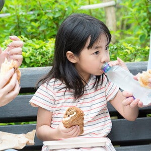 Cho trẻ uống nước mỗi ngày tùy theo độ tuổi Cho trẻ uống nước mỗi ngày tùy theo độ tuổi