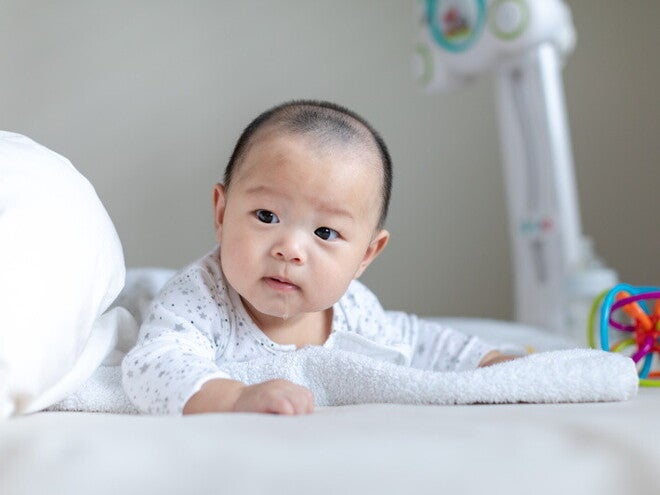 Dấu hiệu bé biết lật: Hành trình đầu tiên trong sự phát triển của trẻ Dấu hiệu bé biết lật: Hành trình đầu tiên trong sự phát triển của trẻ