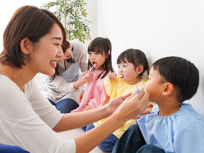Nên cho bé đi học mầm non hay tìm người trông trẻ? Nên cho bé đi học mầm non hay tìm người trông trẻ?